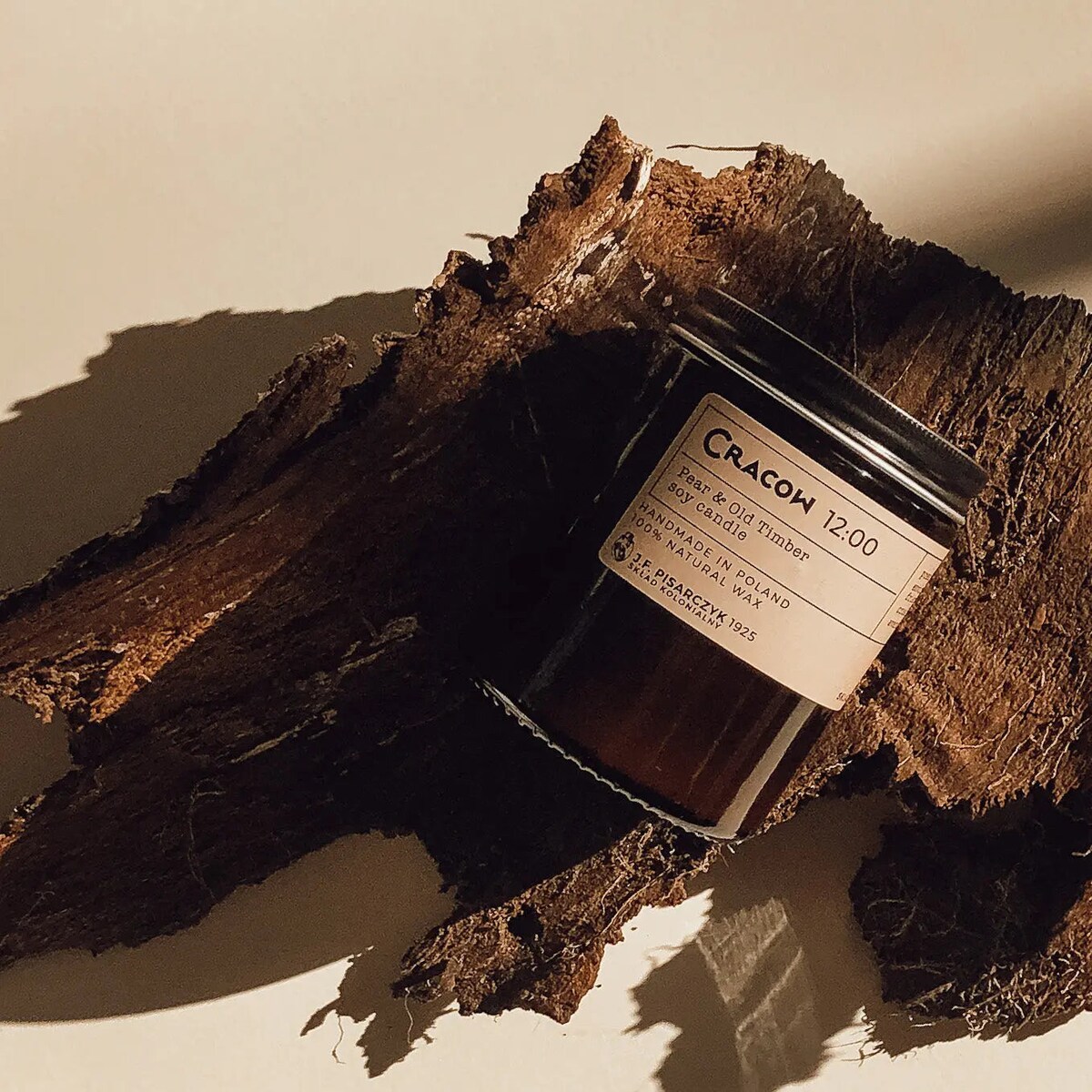 CRACOW 12:00 Pear & Old Timber - Naturalna Świeca Sojowa - Kolekcja Travels