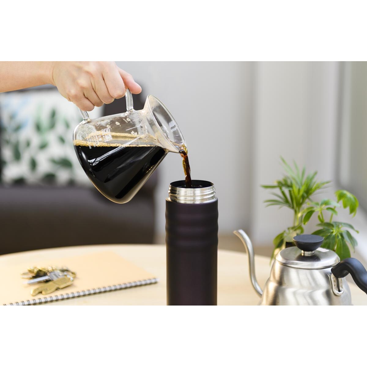 Kubek termiczny matowy czarny Twist Top, 350 ml, Kyocera