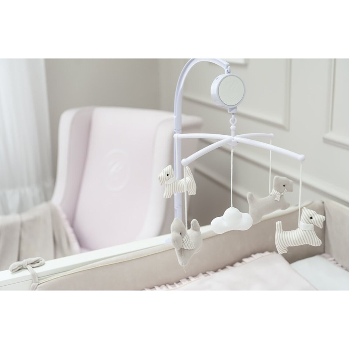 Karuzelka z beżowymi pieskami