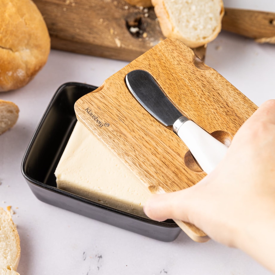 Porcelanowa maselniczka czarna maselnica z nożykiem do masła pokrywka akacjowa KLAUSBERG