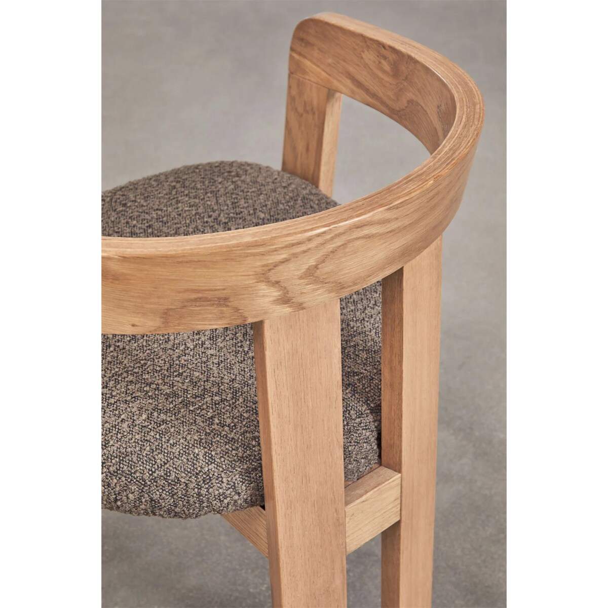 Krzesło z podłokietnikami, jasne drewno, kawa z mlekiem bouclé, Yvonne