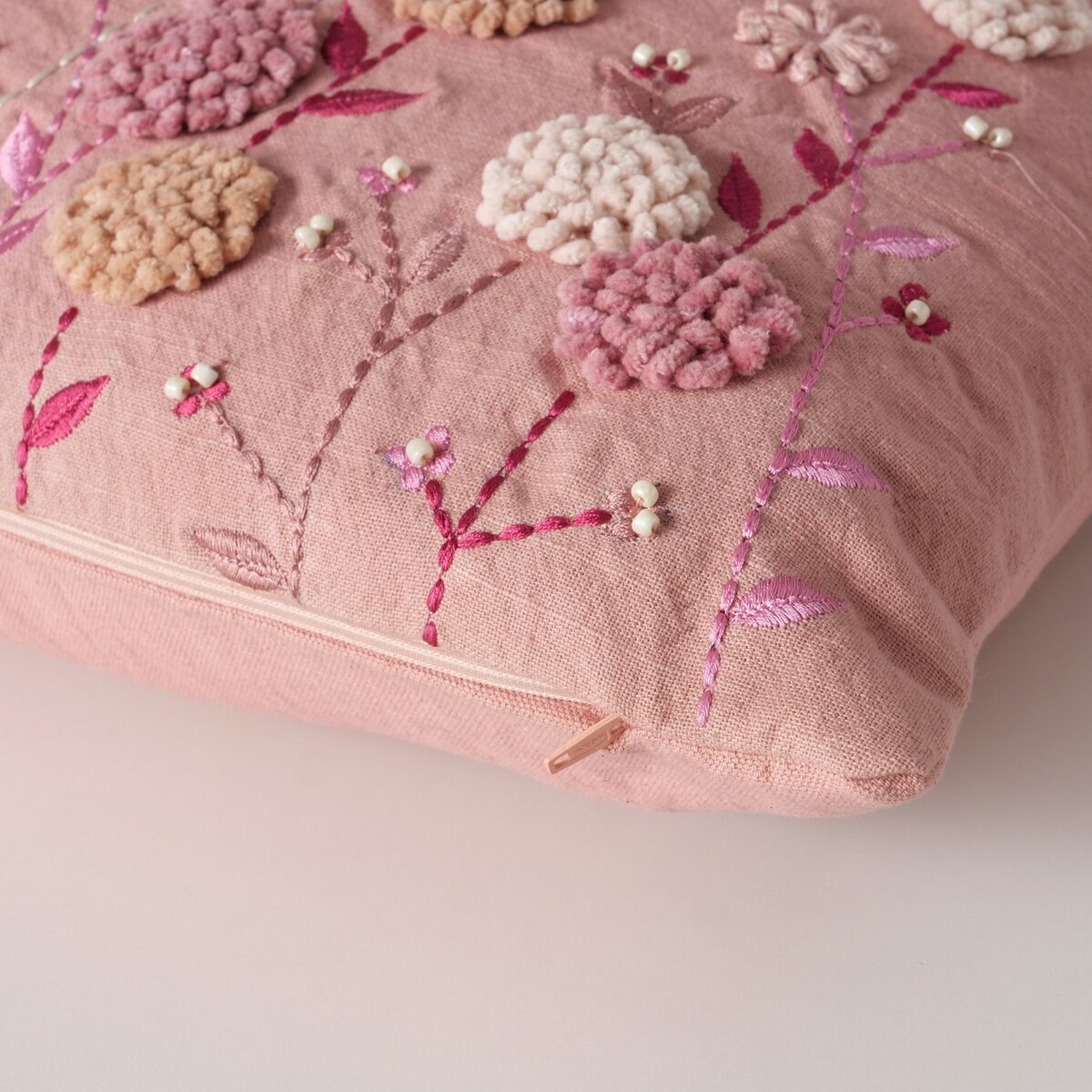 Poduszka dekoracyjna wyszywana w kwiatki HENRIKE, 59 x 39 cm