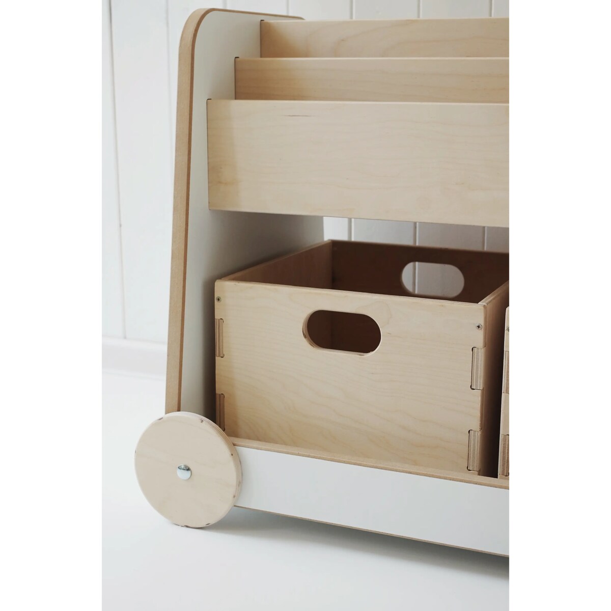 Drewniany regał na kółkach