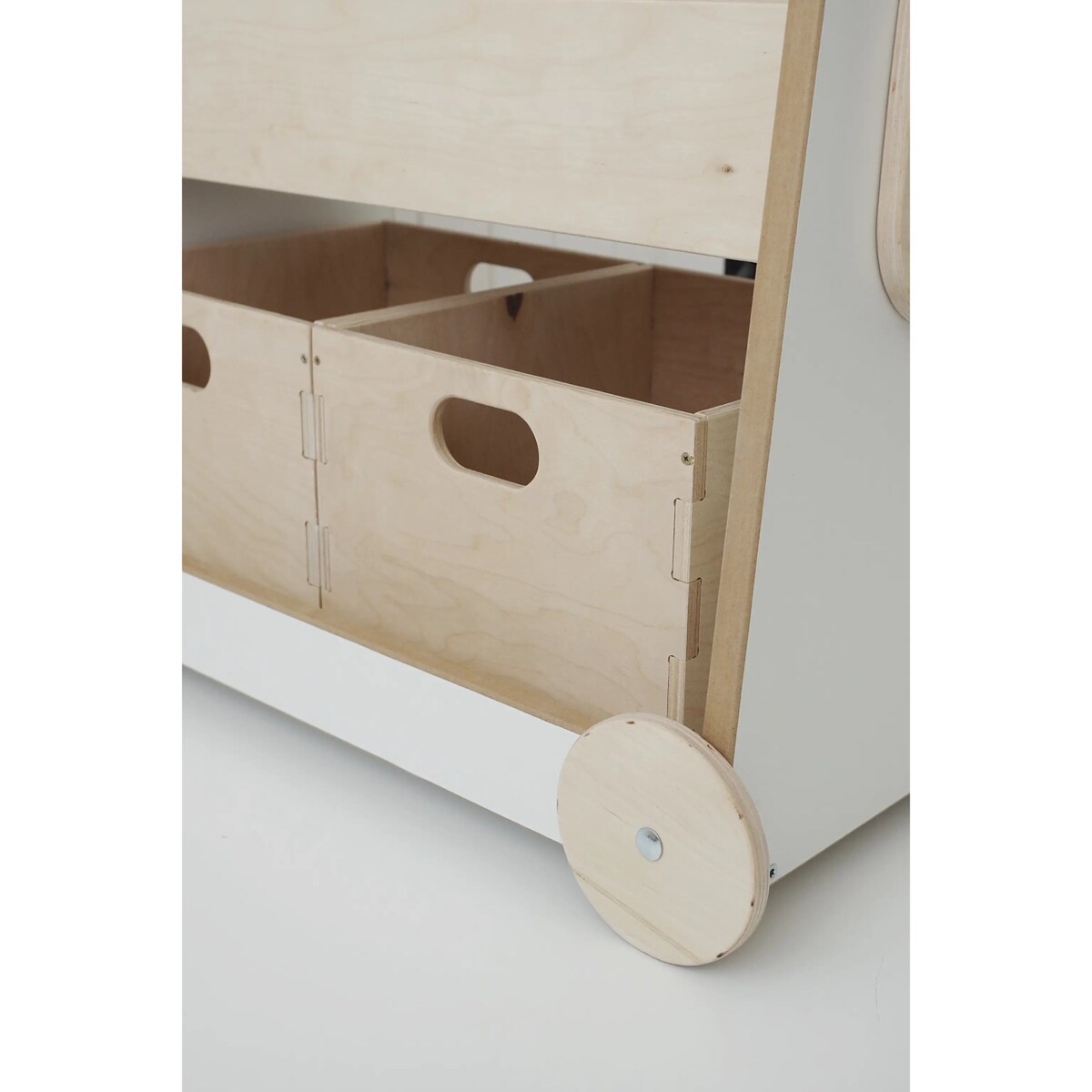 Drewniany regał na kółkach