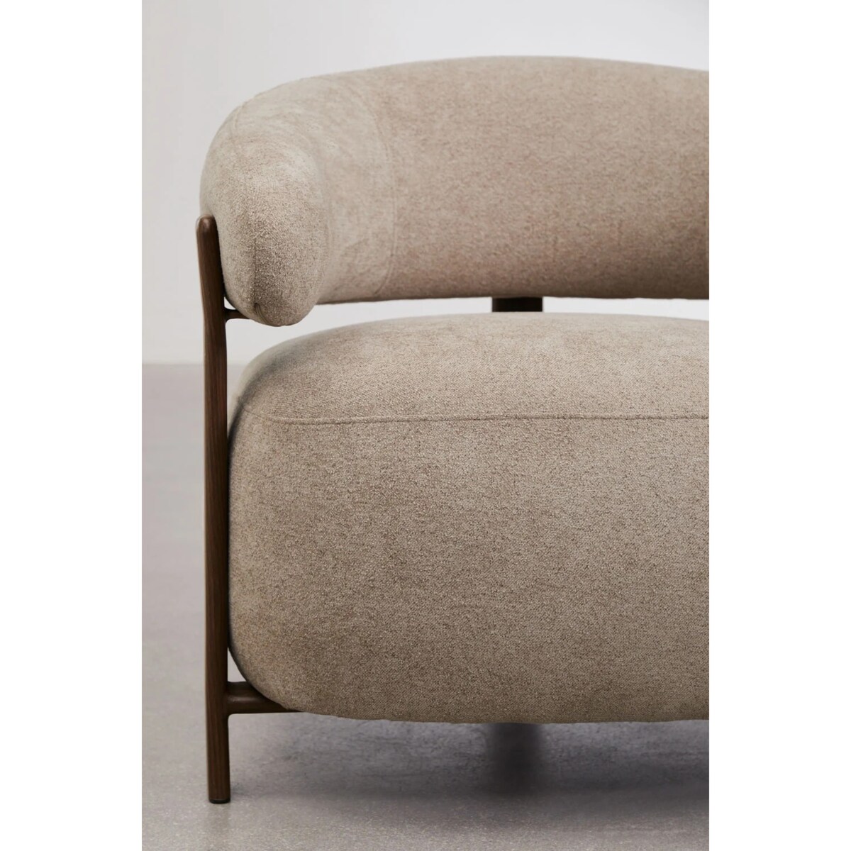 Fotel z tkaniny szenilowej Jolie, ciemne drewno, kawa z mlekiem