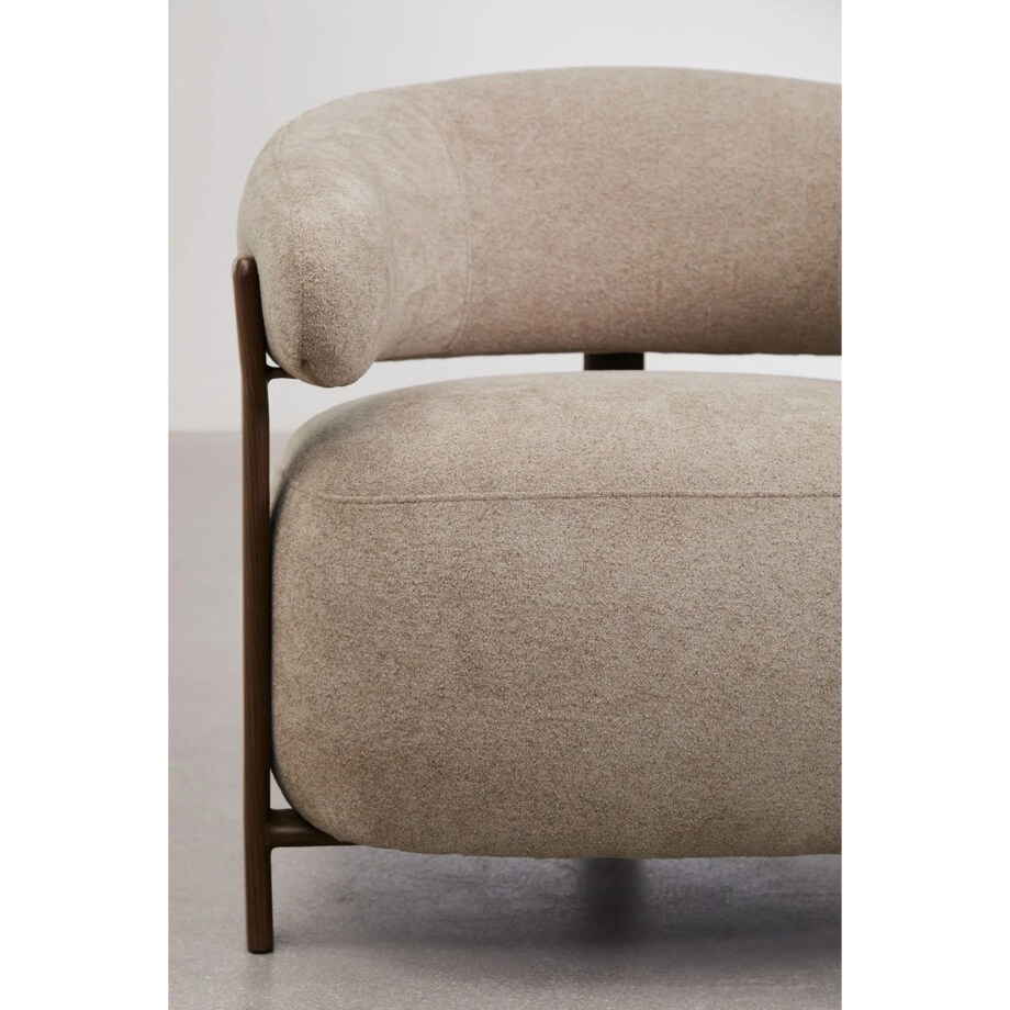 Fotel z tkaniny szenilowej Jolie, ciemne drewno, kawa z mlekiem