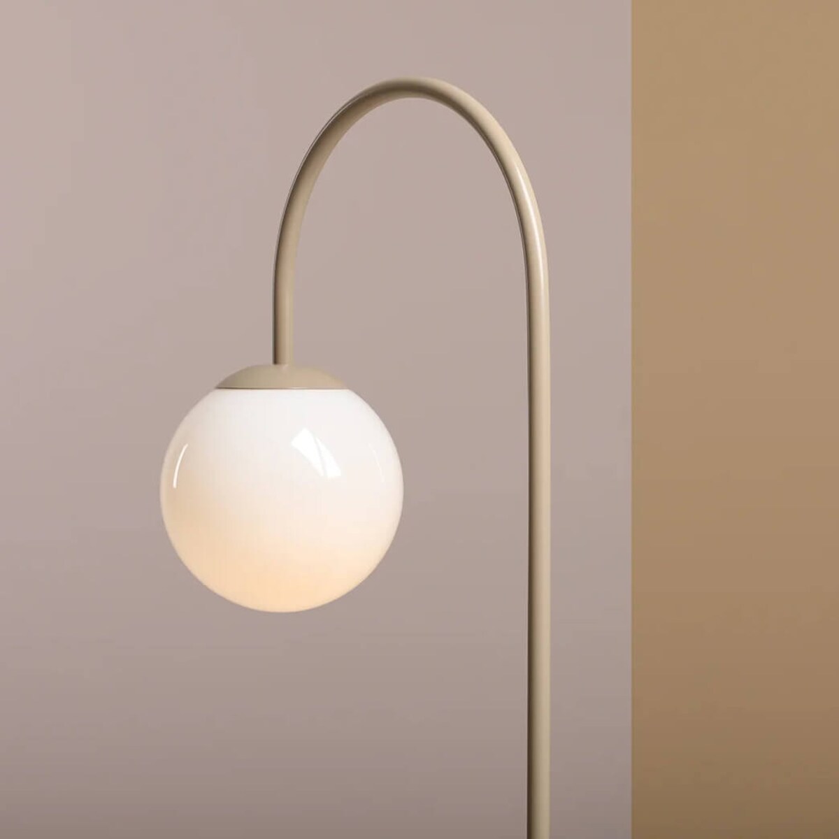 Metalowa lampa stołowa Una 1116B17 Aldex kulista szkło beżowa