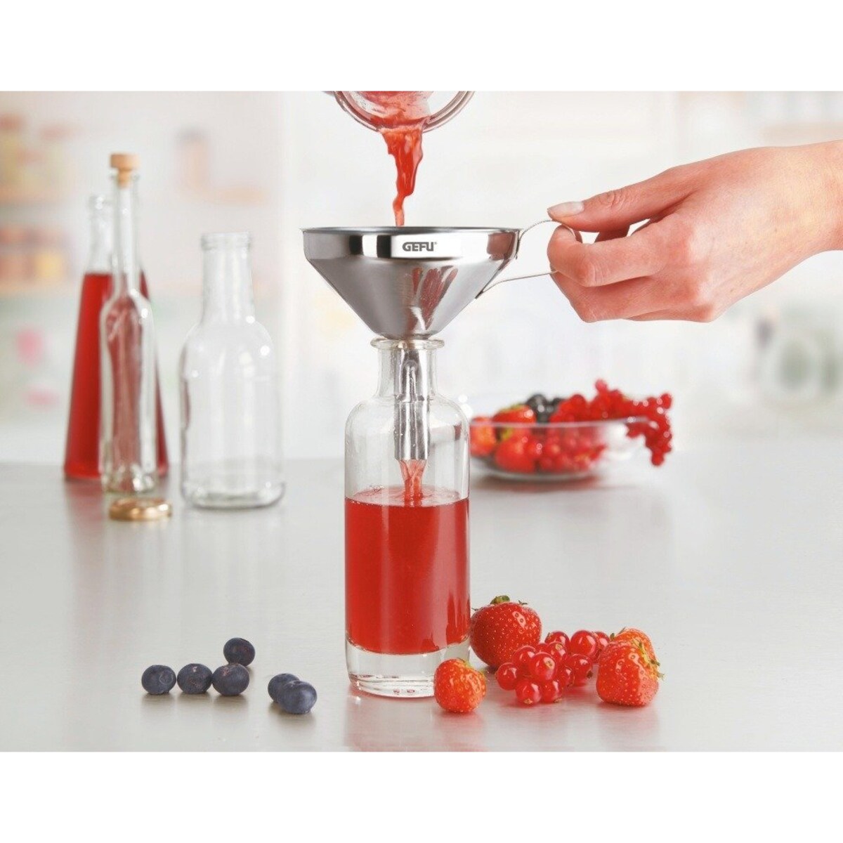 Lejek wykonany ze stali, ciekawe akcesorium z wyjmowanym sitkiem o eleganckim wyglądzie