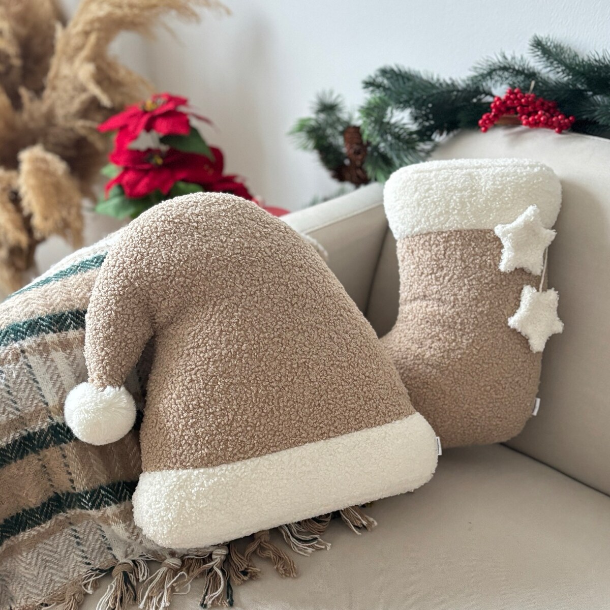 Poduszka w kształcie czapki Mikołaja beżowa boucle