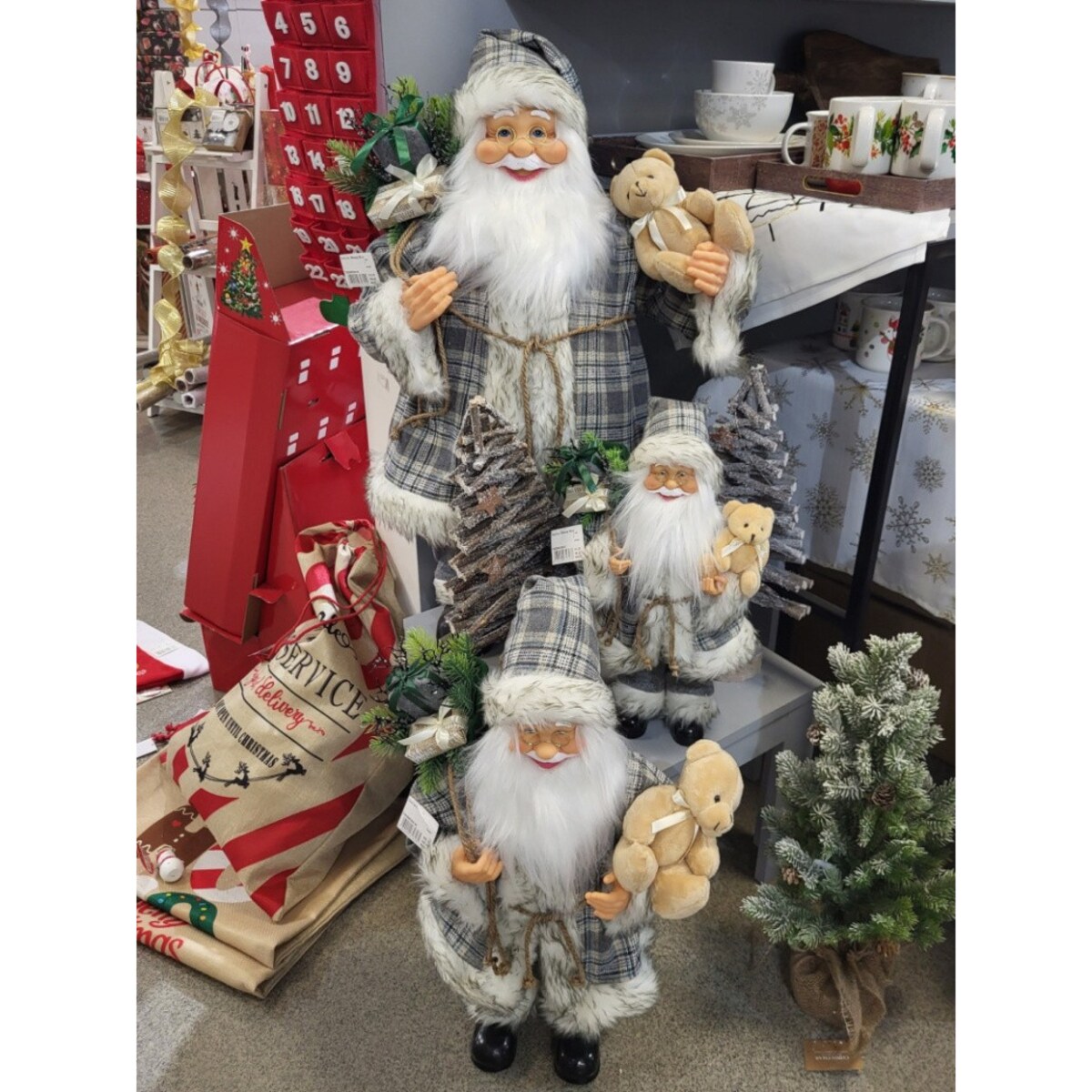 Figurka - Mikołaj z pluszowym misiem 80x45 cm