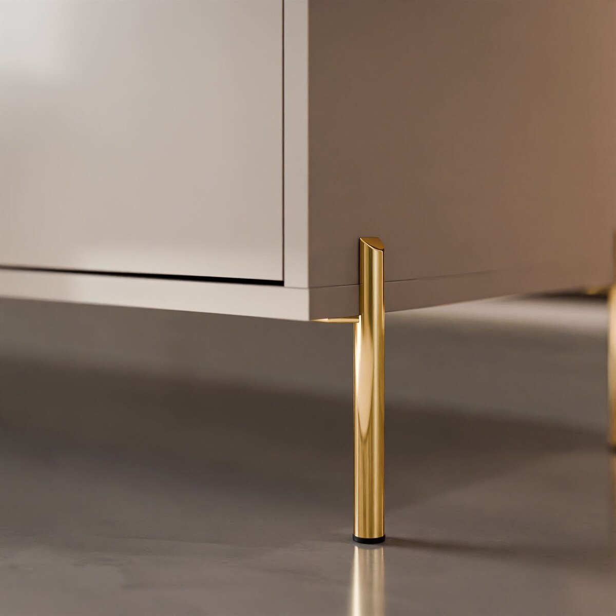 Trzydrzwiowa komoda SANAYI na wysokich, prostych, złotych nóżkach, kaszmir połysk