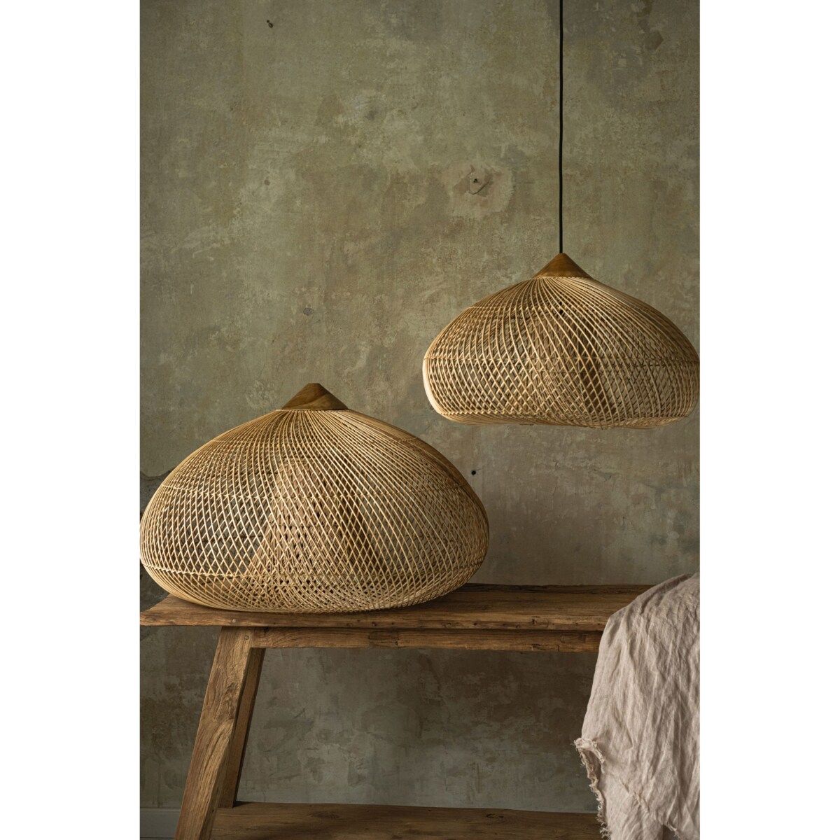 Rattanowa lampa z drewnem teakowym CRATER w rozmiarze L - czarna