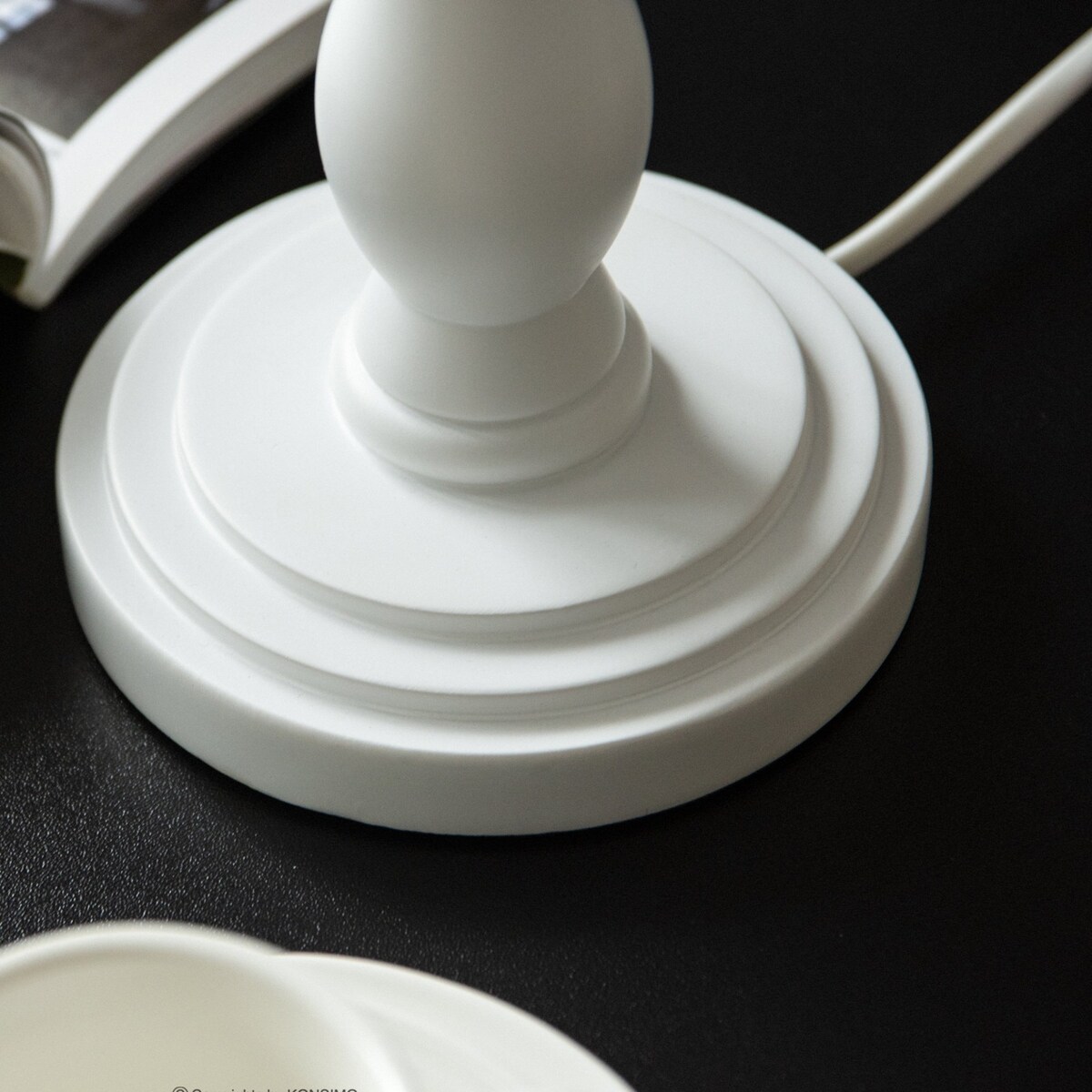 KONSIMO GITTA Lampka nocna klasyczna kolor biały