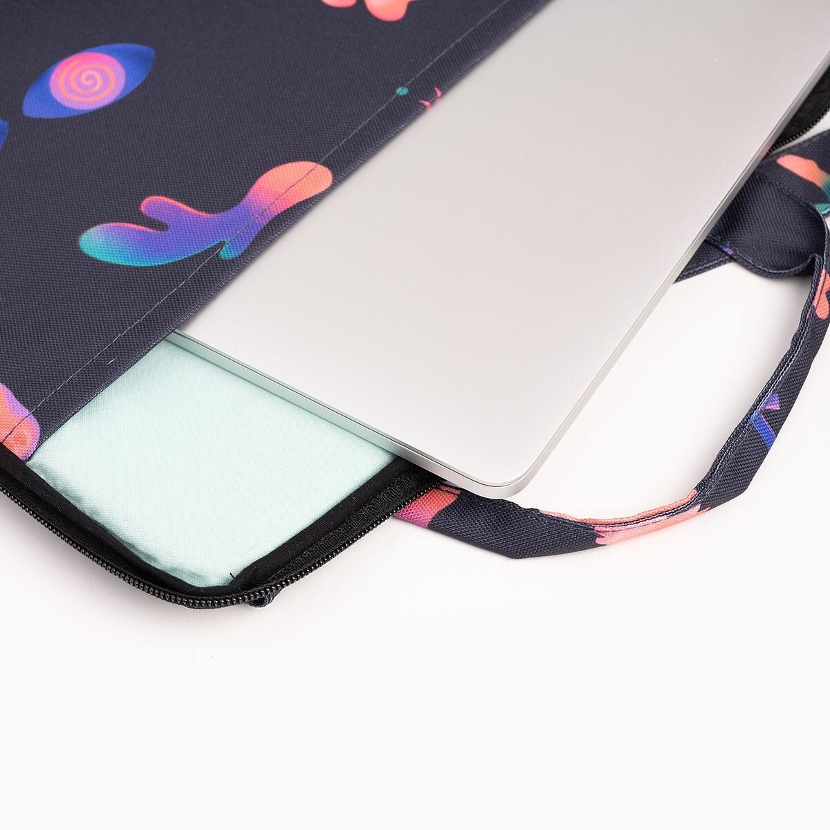 Etui na laptop "Pies z głową w dół"