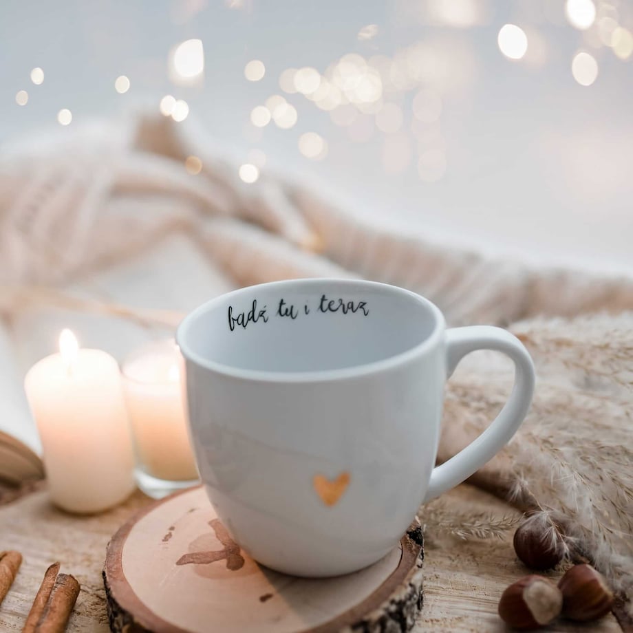Biały kubek porcelanowy 300 ml - napis bądź tu i teraz ze złotym sercem dla miłośników uważności na urodziny