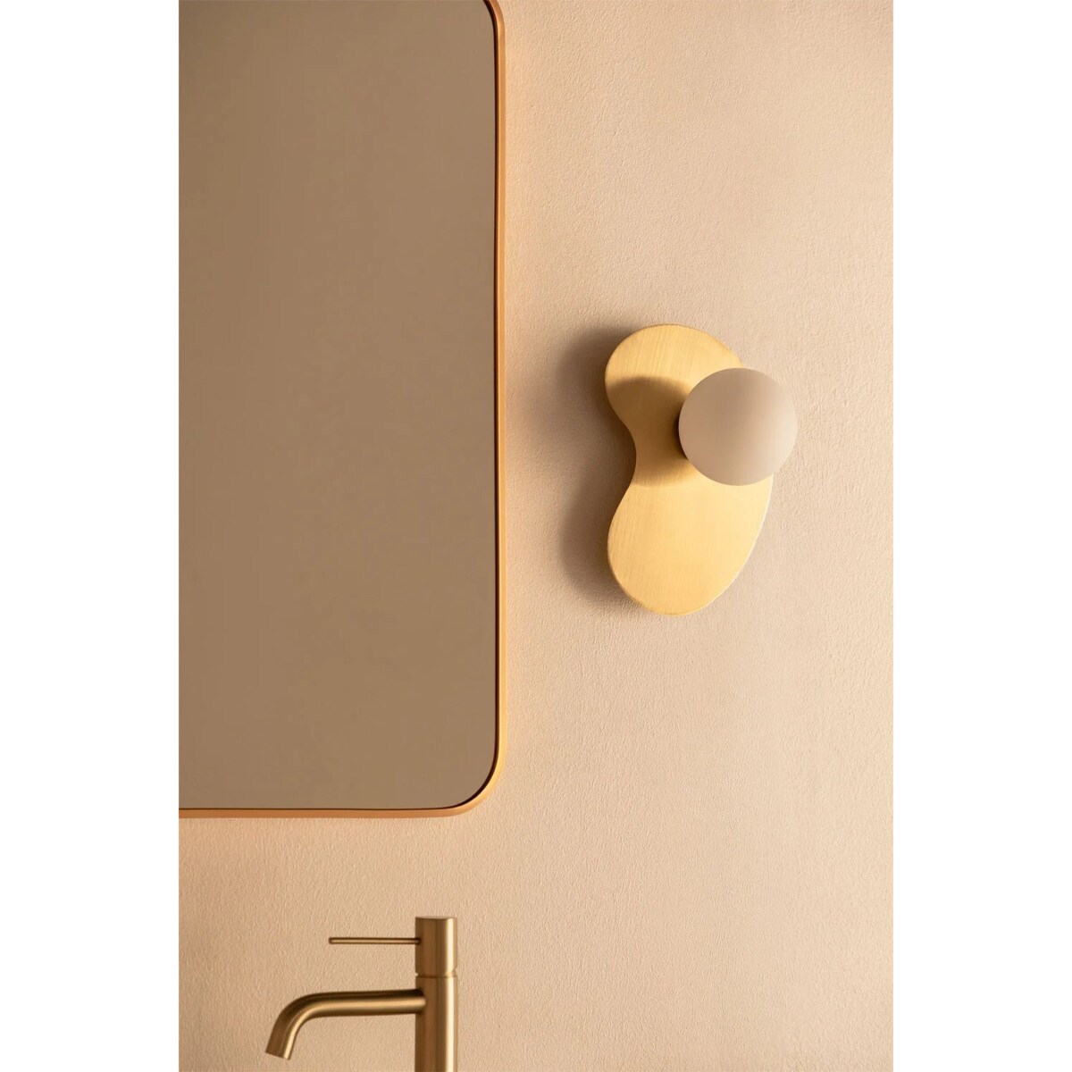 Kinkiet złoty ze stali nierdzewnej z mleczną kulą, Travis