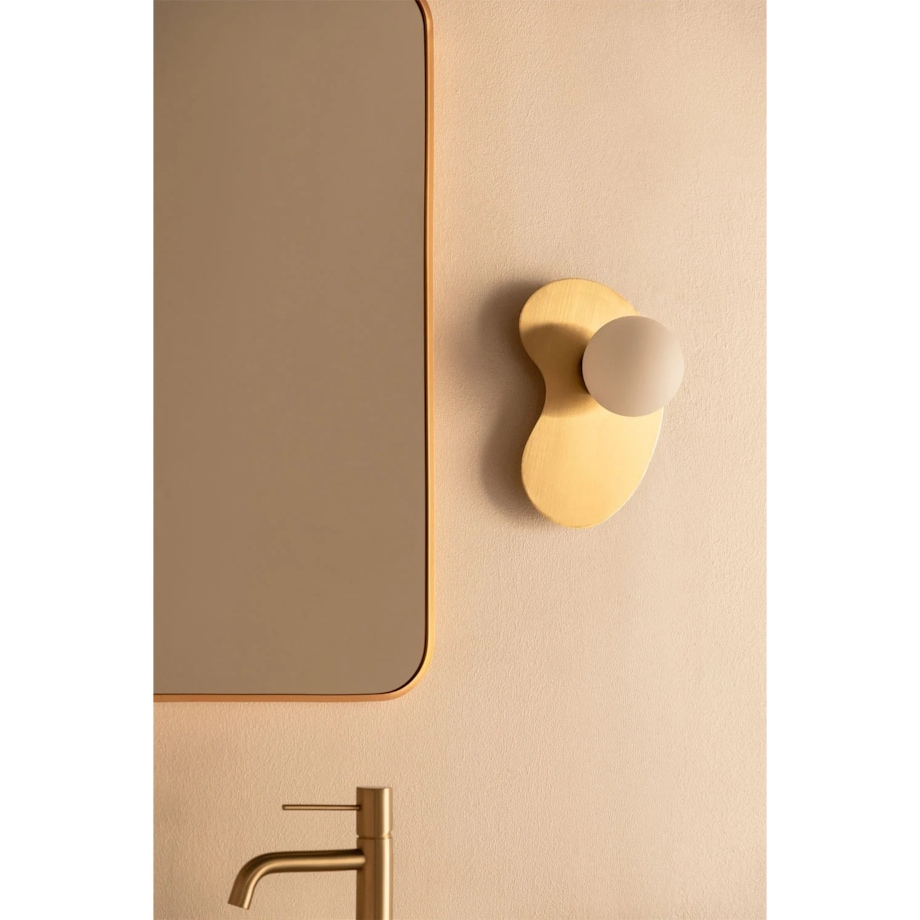 Kinkiet złoty ze stali nierdzewnej z mleczną kulą, Travis