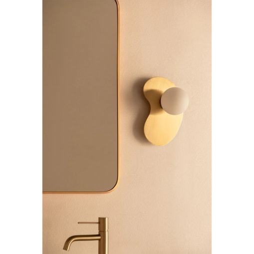 Kinkiet złoty ze stali nierdzewnej z mleczną kulą, Travis