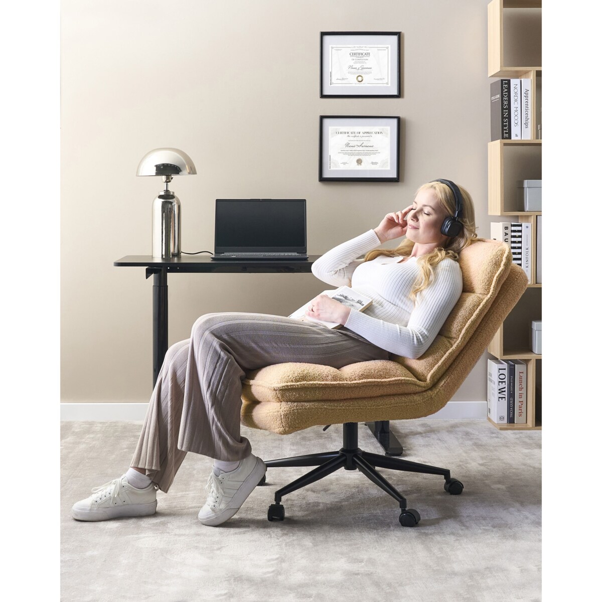 Krzesło biurowe ADDISON Boucle Brzoskwiniowy