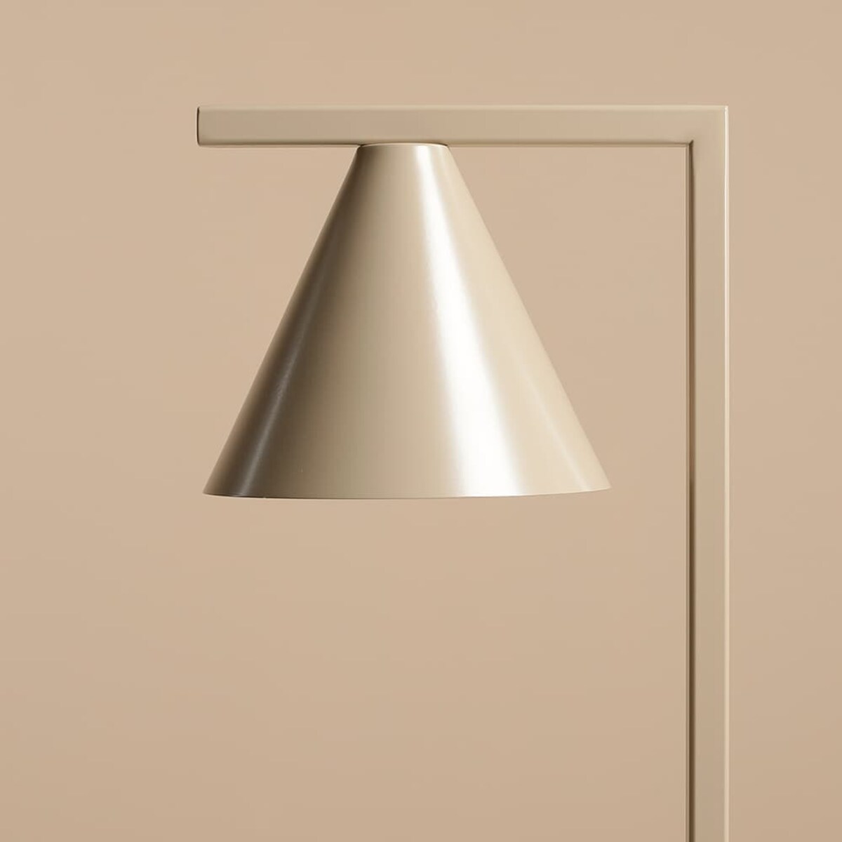 Gabinetowa lampa na biurko Form 1108B17 Aldex metalowy stożek beżowy