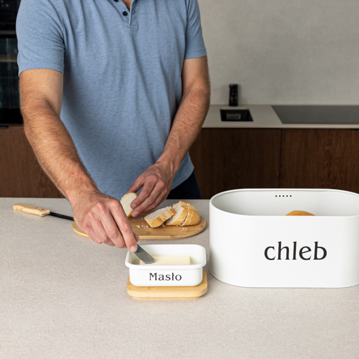 Zestaw chlebak z maselniczką i nożem deska do krojenia biały