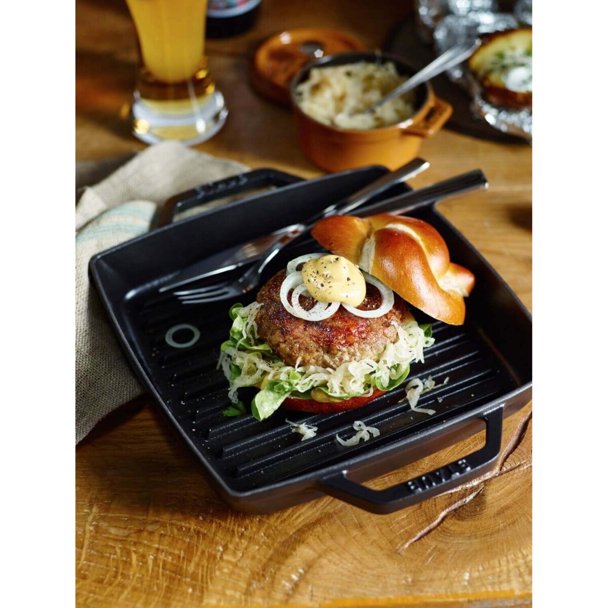 STAUB Kwadratowa patelnia żeliwna grillowa z dwoma uchwytami 23 cm, czarny