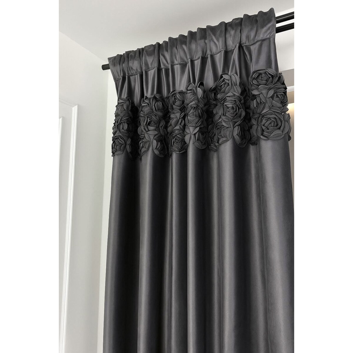 Zasłona welurowa "royal roses" z wyszywanymi różami 140x250 cm przelotka | czarna
