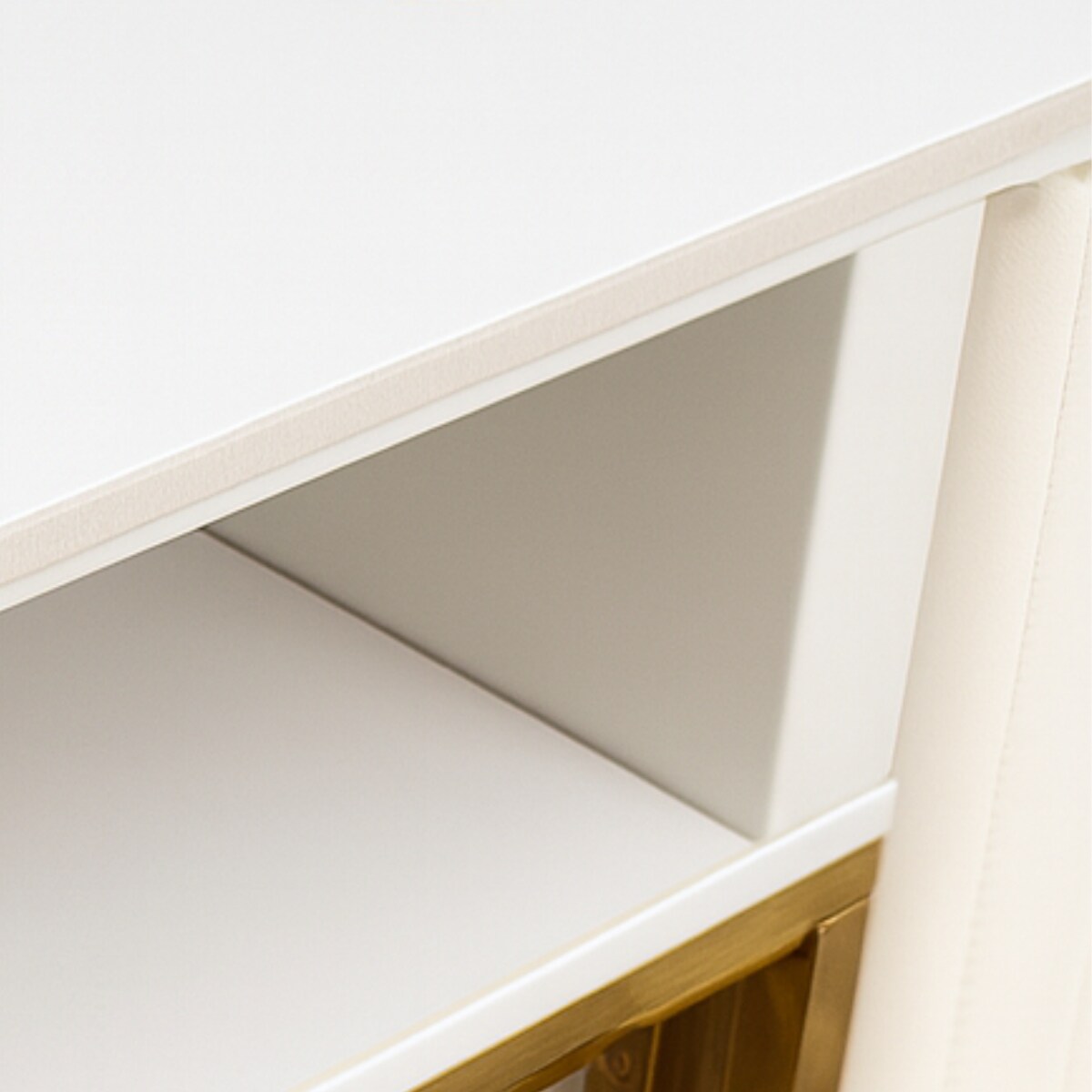 Biurko kosmetyczne z otworem na pochłaniacz biało-złote 130x45x78