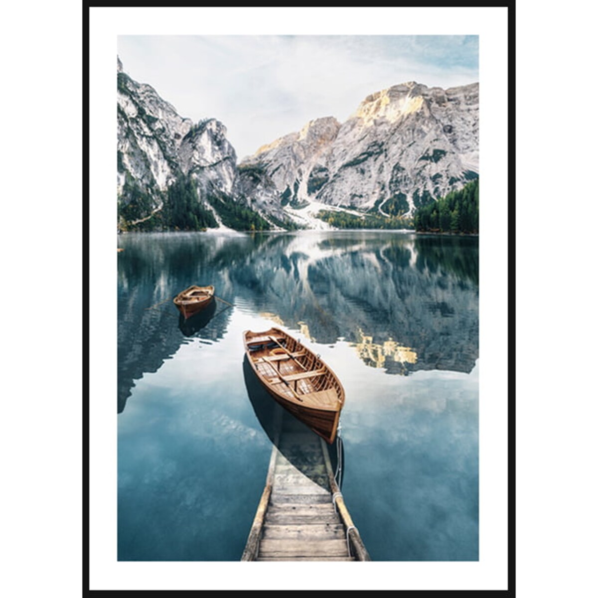 Poster Story, Plakat, Obraz - Łodzie na Górskim Jeziorze Lago Braies No1, wymiary 21 x 30 cm