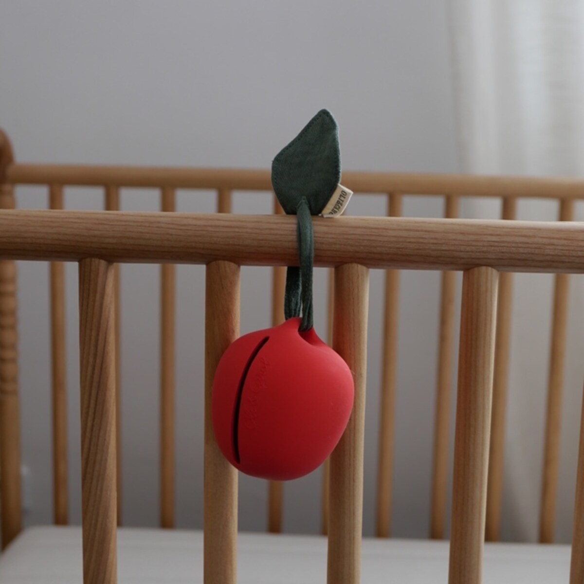 Oli & Carol Etui na Smoczek Jabłko Pepa