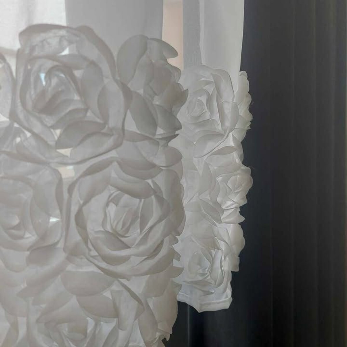 Firana z szyfonu Roses kwiaty 3D 300x160 cm przelotki | zdobiona aplikacją 3D w róże