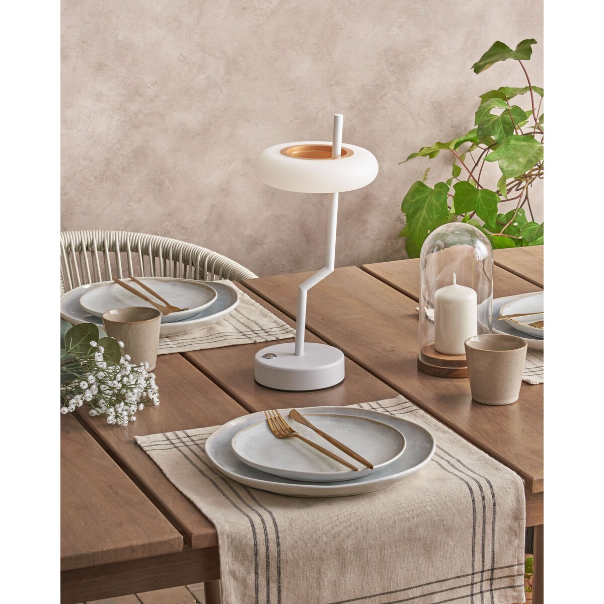 Bezprzewodowa lampa stołowa metalowa biała ALVIELA