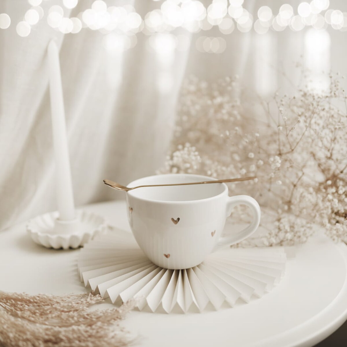 Biały kubek porcelanowy 500 ml - motyw złotych serduszek na walentynki dla niej