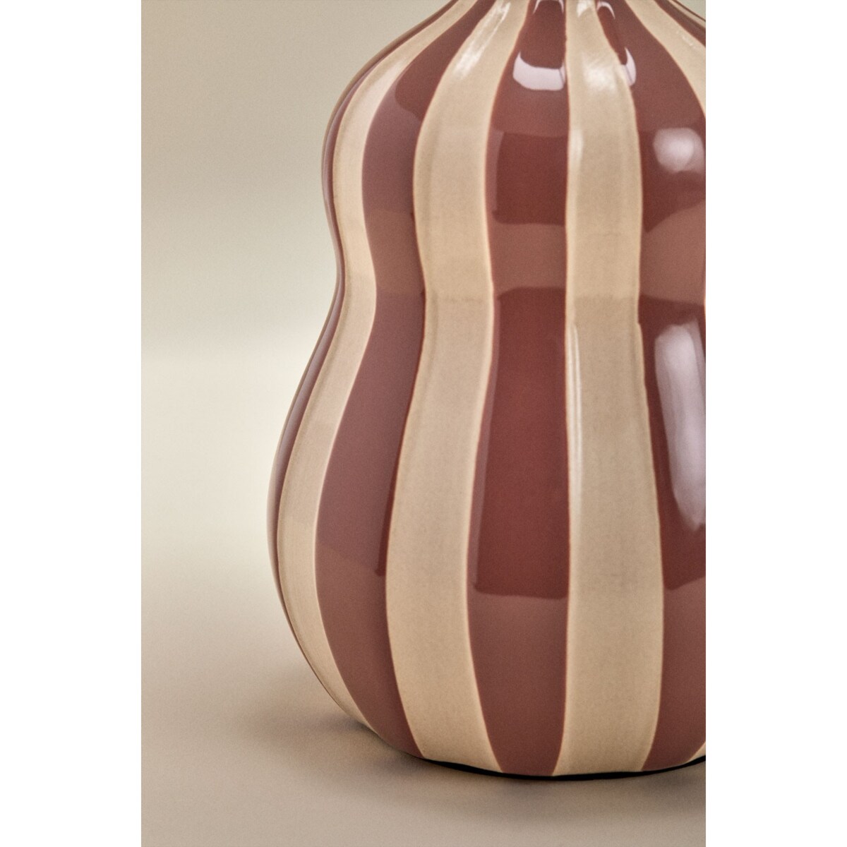 Lampa stołowa Jolira ceramiczno-lniana 40 cm, paski bordowe