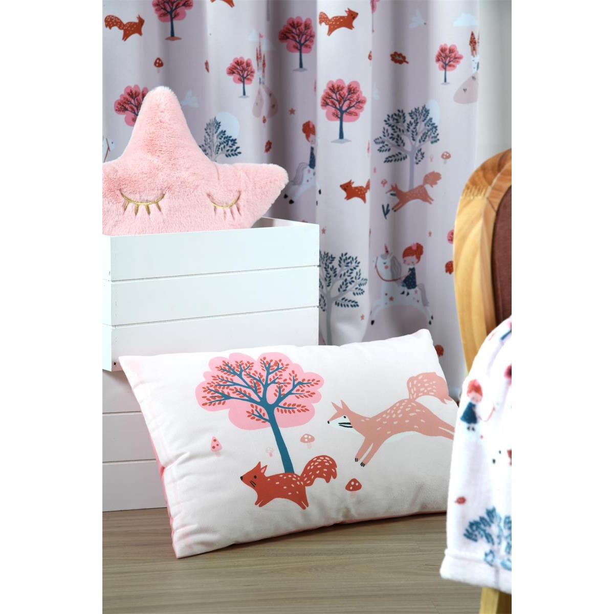 Poduszka dekoracyjna do pokoju dziecka CYRIELLE, różowa, 30 x 50 cm