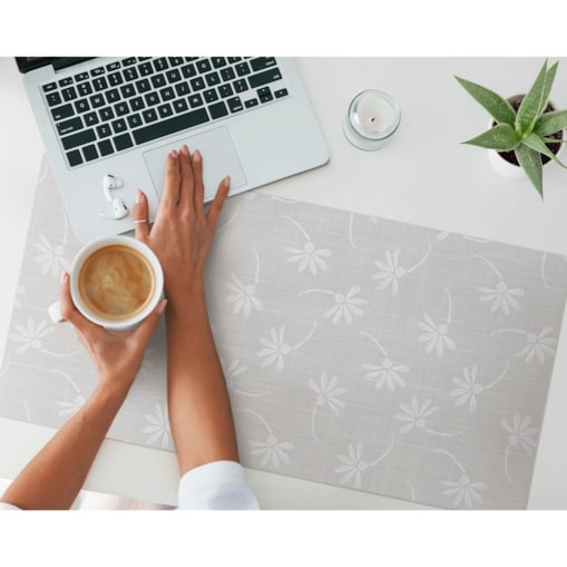 Szara mata na biurko Kwiatowy wzór na tkaninie, 90x45 cm