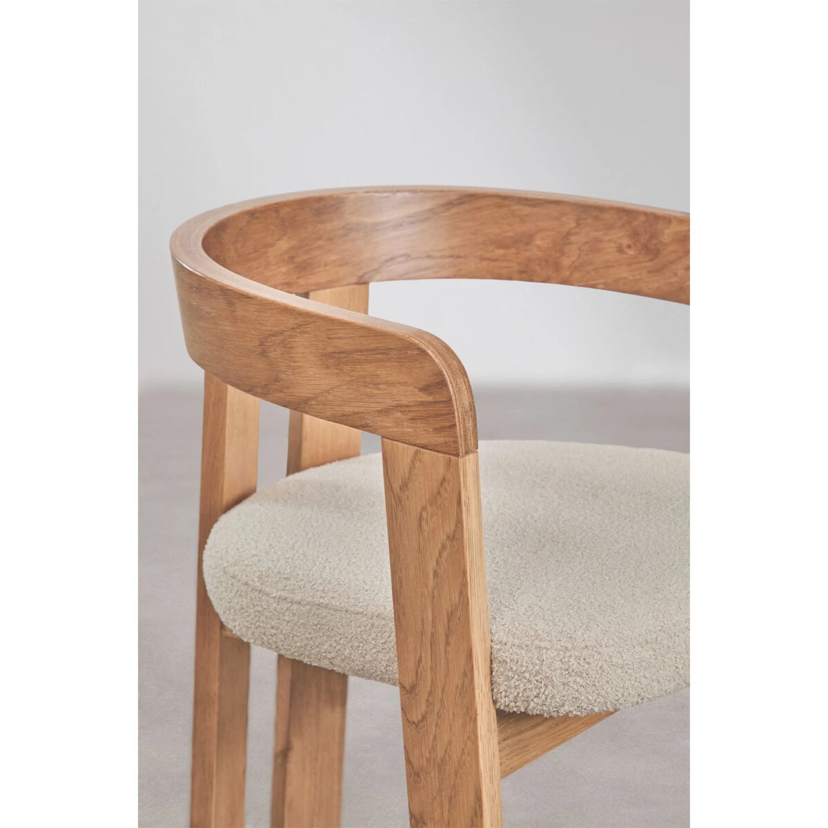 Krzesło z podłokietnikami, jasne drewno, kremowe bouclé, Yvonne