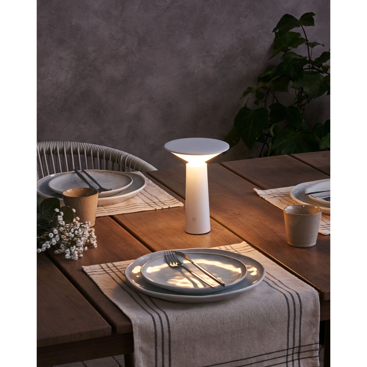 Bezprzewodowa lampa stołowa metalowa biała LEVIRA