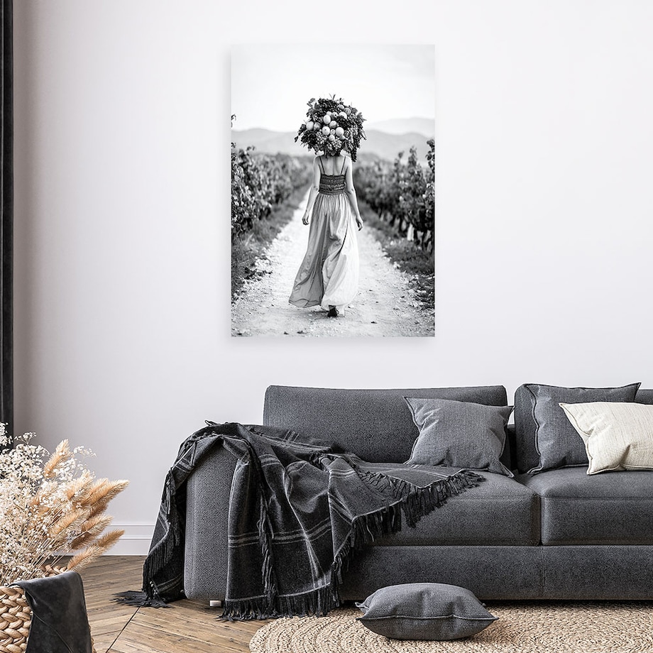 Obraz czarno biały do salonu, Kobieta z owocami na głowie 80x120