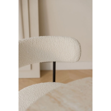 Krzesło na czarnej podstawie bouclé Anisa
