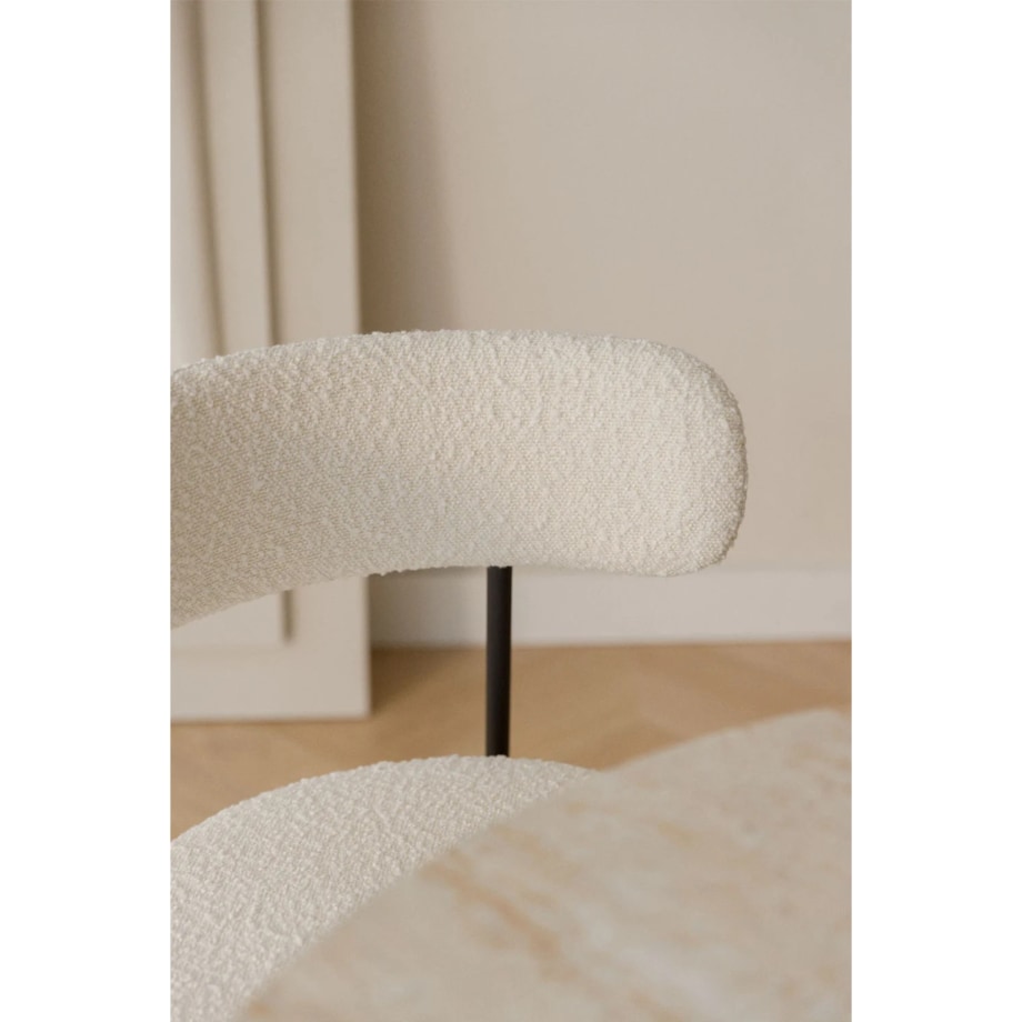 Krzesło na czarnej podstawie bouclé Anisa