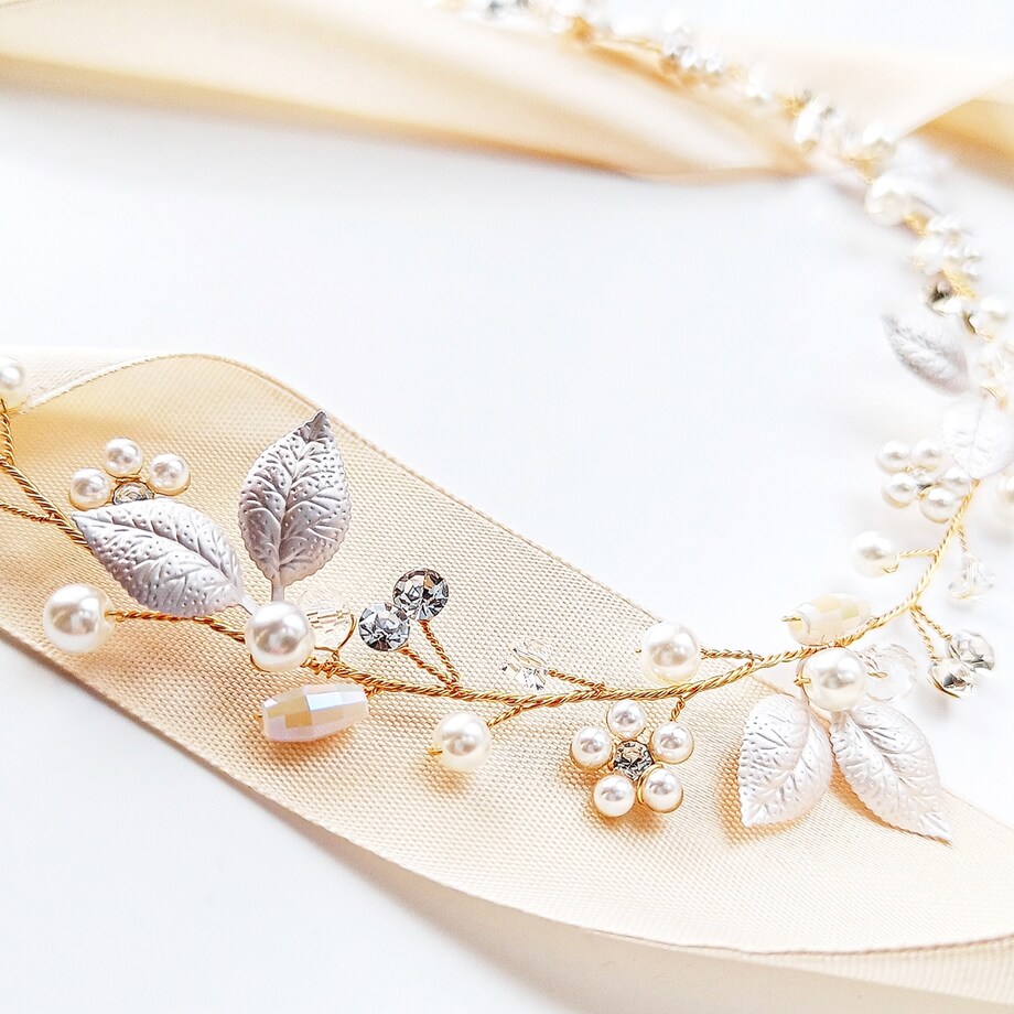 Romantyczna złota opaska ślubna do włosów z listkami i perełkami