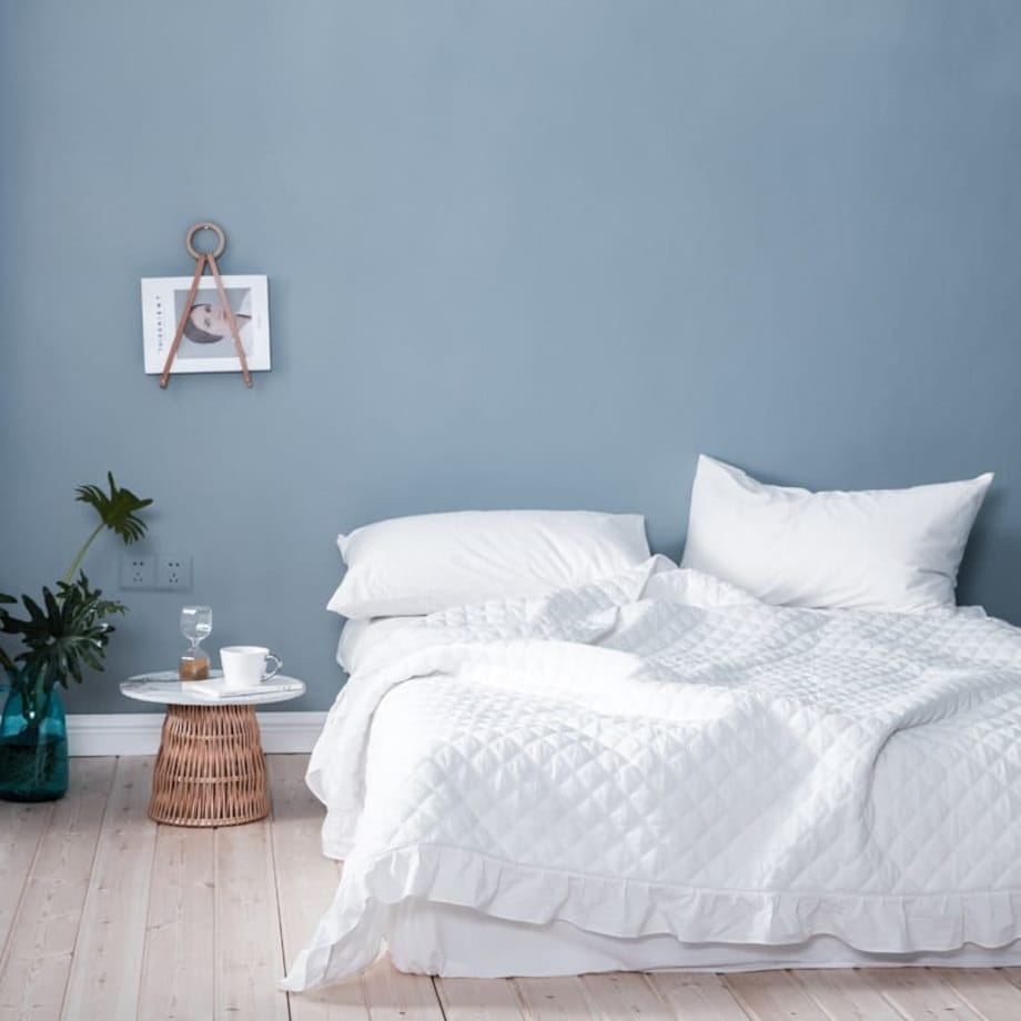 Biała Kapa Narzuta Pikowana z Falbanką 160 x 220 Duży Pled na Sofę Kanapę