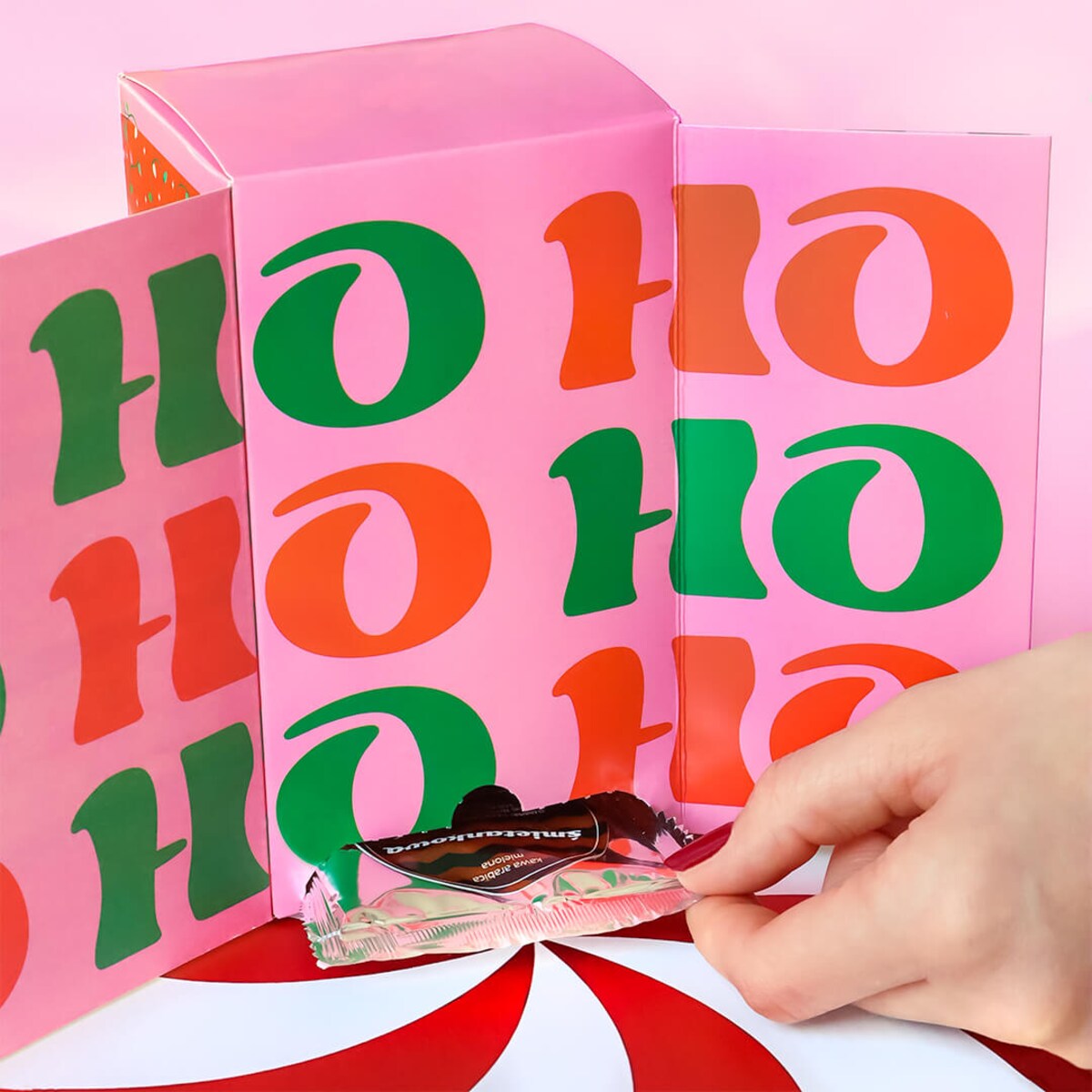 KALENDARZ ADWENTOWY Z KAWĄ PREMIUM 24 ŚWIĄTECZNE SMAKI KAW AROMATYZOWANYCH NA ROK 2025 - PREZENT UPOMINEK DLA KOBIETY MAMY ŻONY DZIEWCZYNY NARZECZONEJ NA ŚWIĘTA MIKOŁAJA