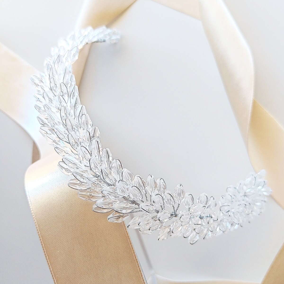 Szeroka srebrna opaska gałązka do włosów z kryształkami