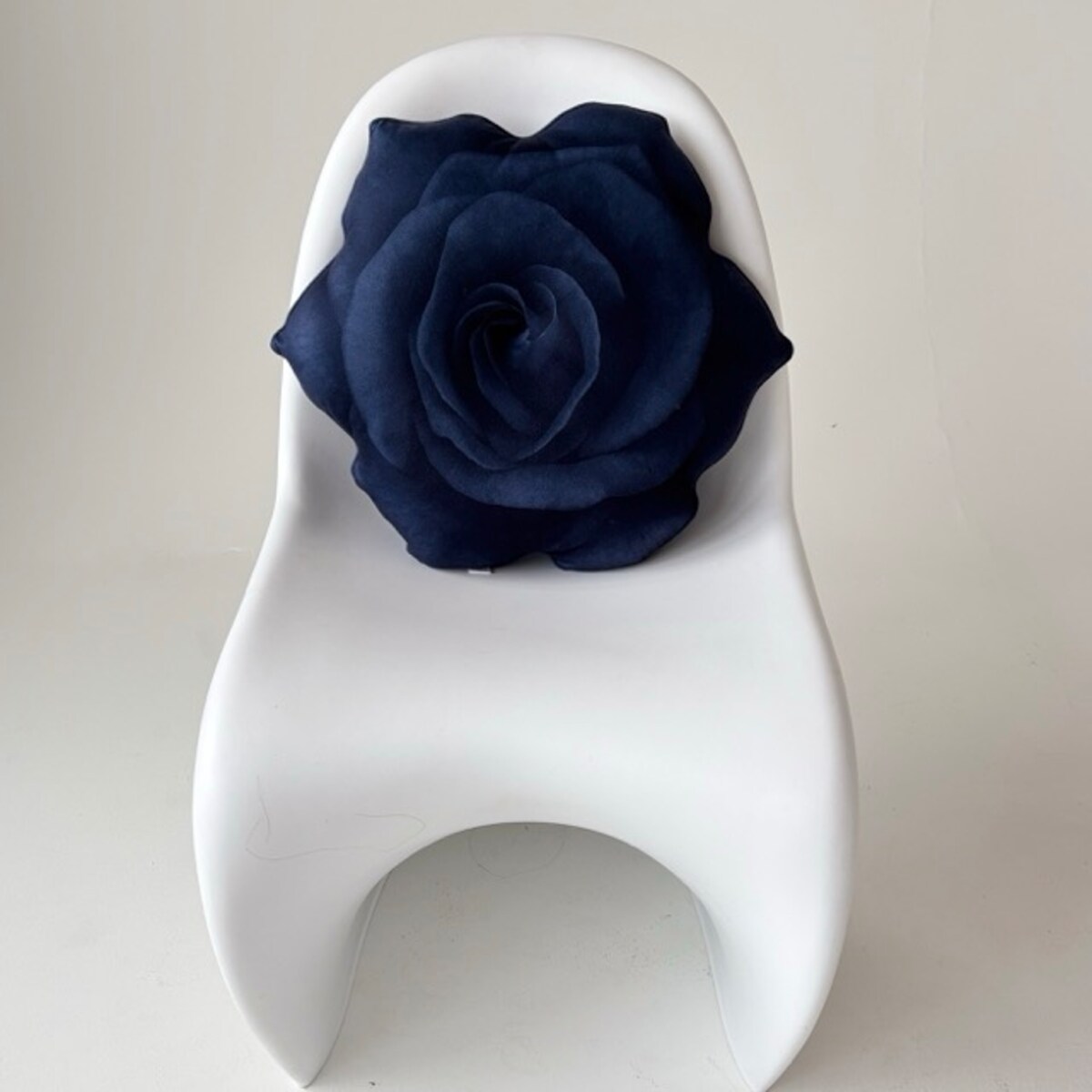 Poduszka kwiat czarna Róża duża