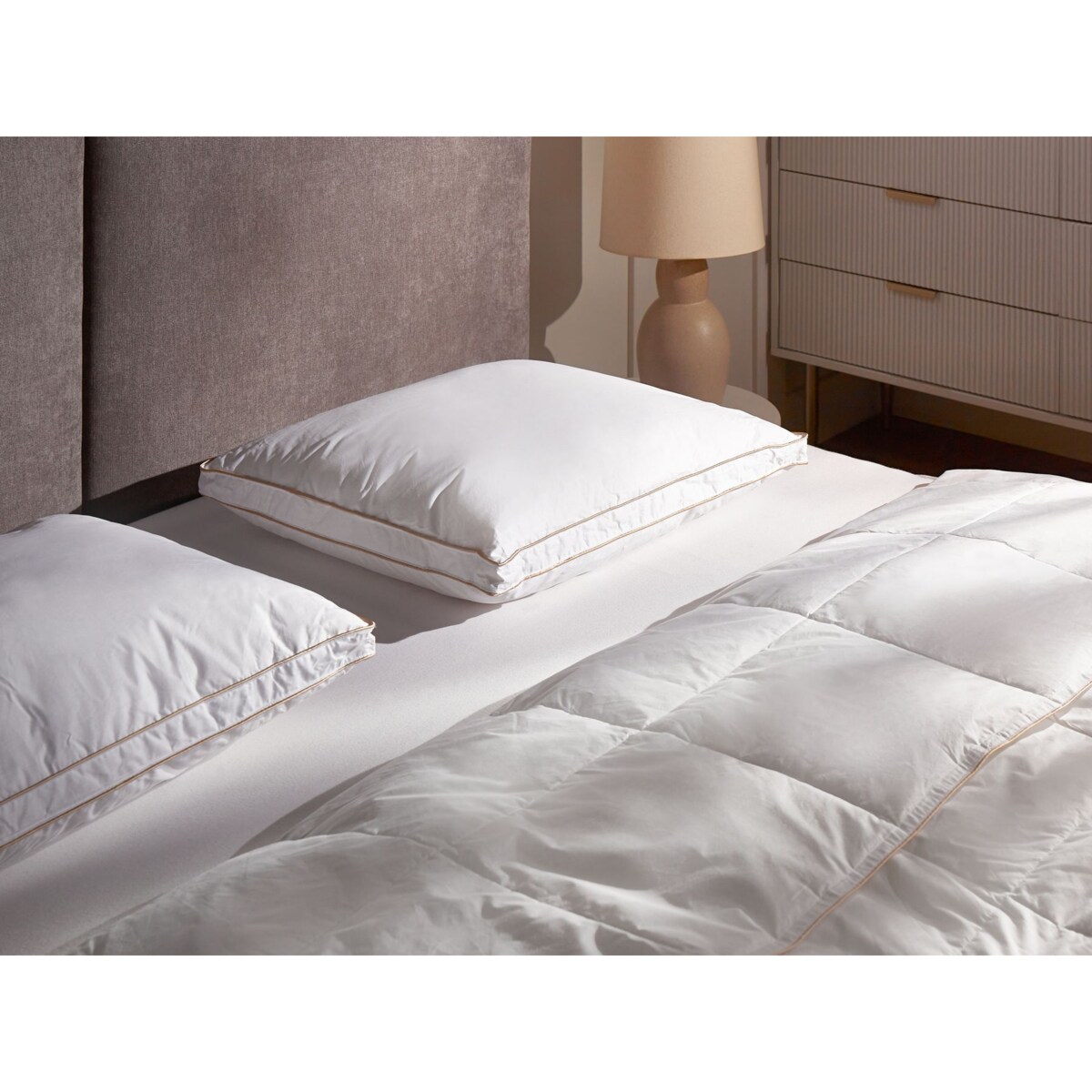 Poduszka trzykomorowa ETNA Niska Kacze pióra i puch 50 x 60 cm