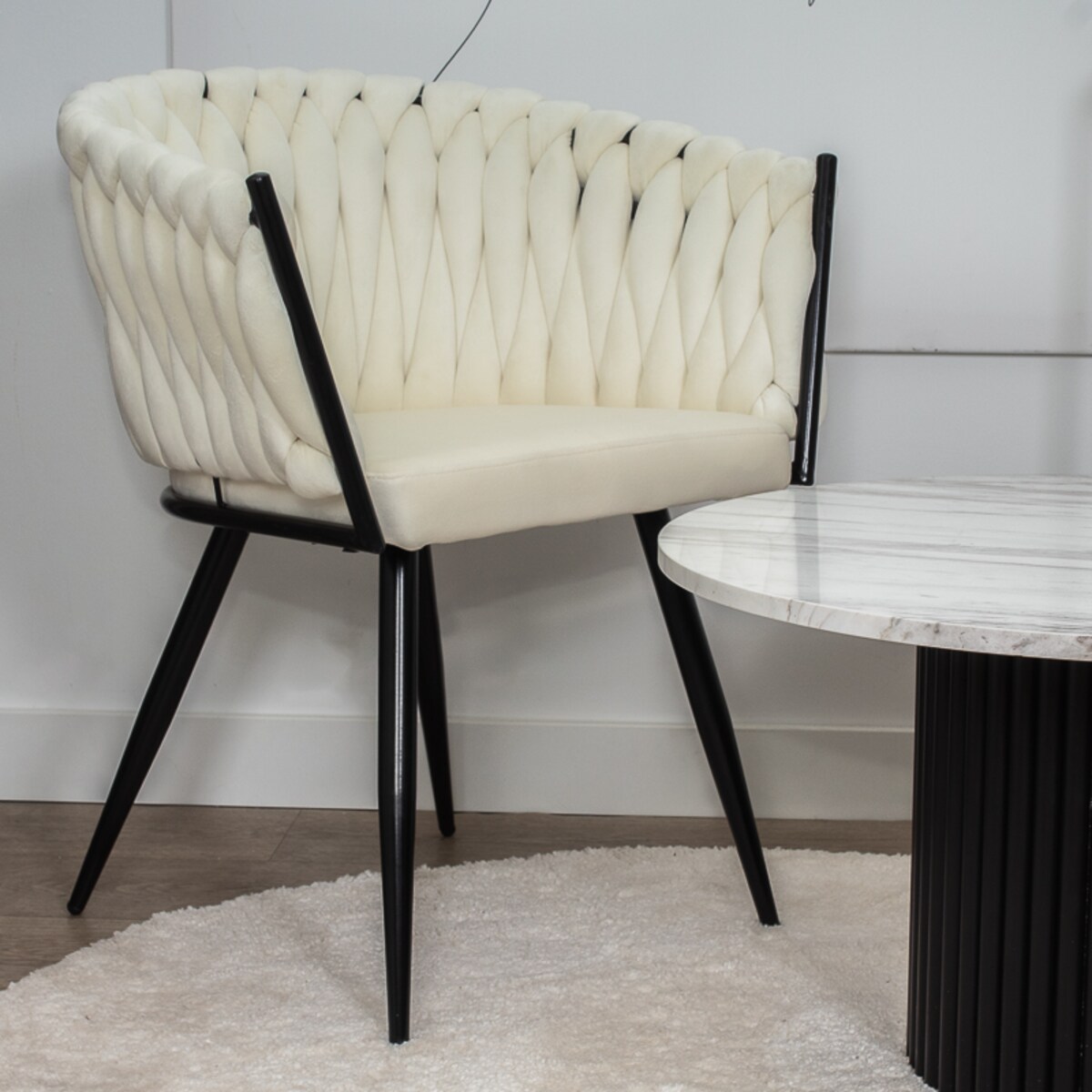 Krzesło tapicerowane do salonu glamour welurowe plecione beżowe