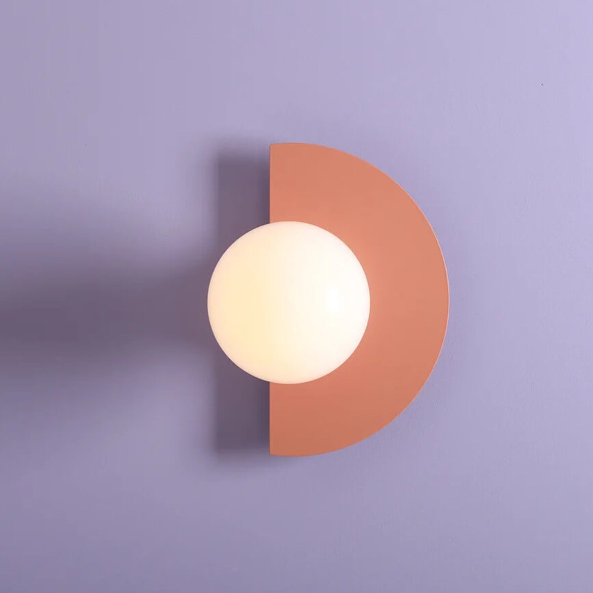 Kinkiet do sypialni Loop 1125C11 Aldex kula dysk metal szkło koralowy