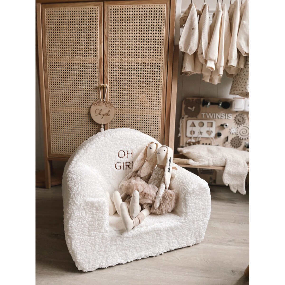 Futrzany fotelik dla dziecka z haftowanym imieniem biały